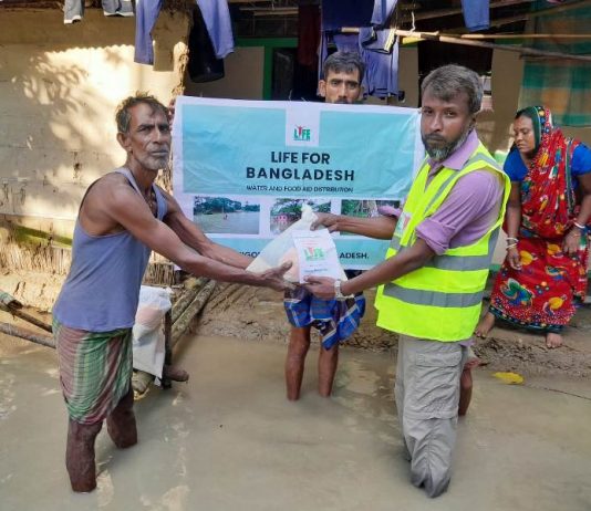 জকিগঞ্জে বন্যাদূর্গতদের মাঝে Life for Bangladesh এর খাদ্য সহায়তা